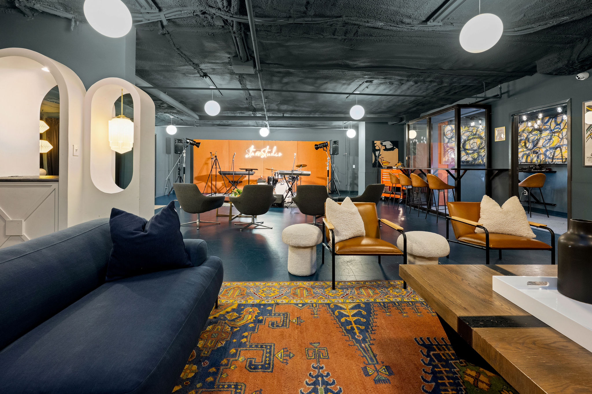 Resident lounge with TV and pool table at Savoy lux